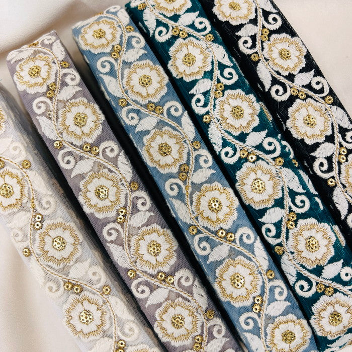【50cm単位】 刺繍リボン 清楚な佇まい 雪の世界の花 可憐に咲く 刺繍リボン チュール 幅約3.3cm 2308015007