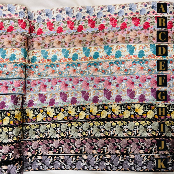 【50cm単位】 刺繍リボン ノンスパンコール 水中で揺蕩う 水中花の花束みたいな 布地 幅約5.1cm 230815008