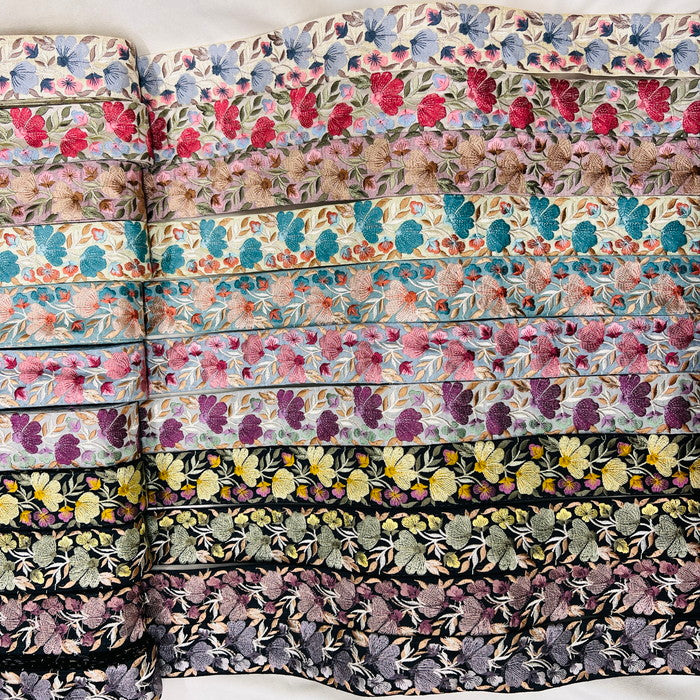 【50cm単位】 刺繍リボン ノンスパンコール 水中で揺蕩う 水中花の花束みたいな 布地 幅約5.1cm 230815008