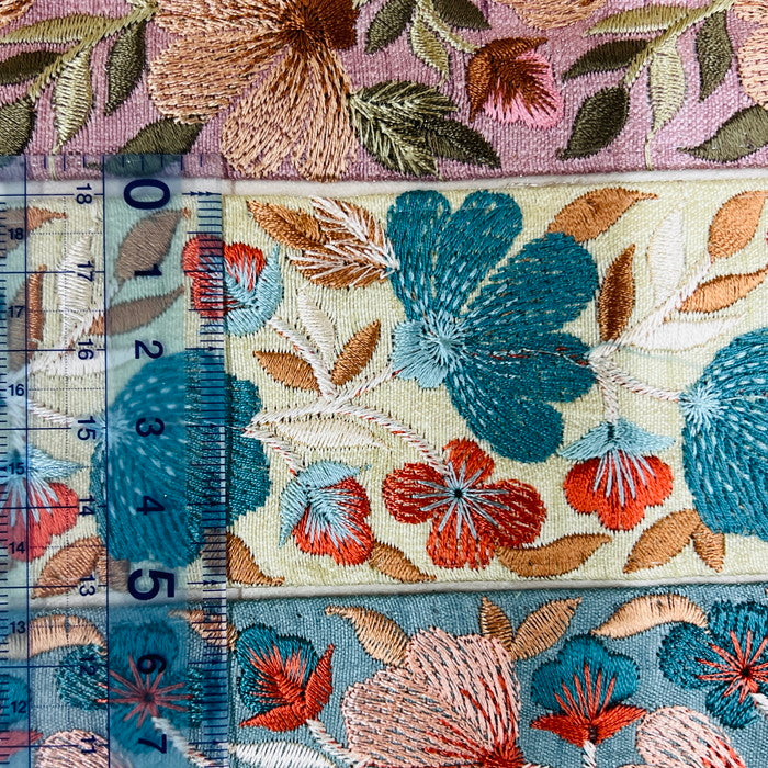 【50cm単位】 刺繍リボン ノンスパンコール 水中で揺蕩う 水中花の花束みたいな 布地 幅約5.1cm 230815008