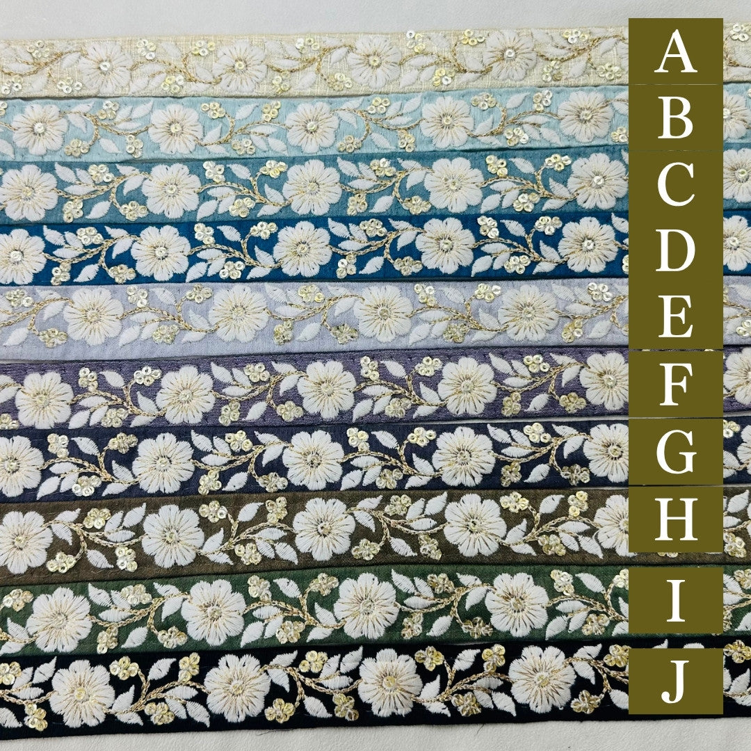 【50cm単位】 刺繍リボン 細幅 カラーが豊富 金糸がアクセント 風に揺れる白い花 布地 幅約2.3cm 230815009