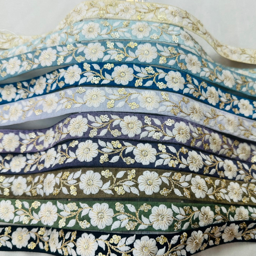 【50cm単位】 刺繍リボン 細幅 カラーが豊富 金糸がアクセント 風に揺れる白い花 布地 幅約2.3cm 230815009