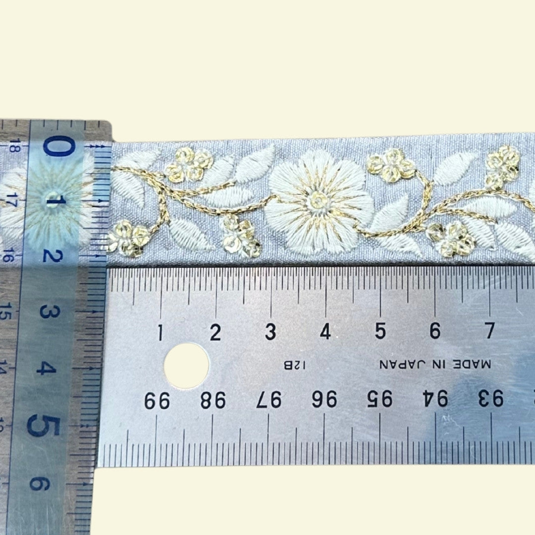 【50cm単位】 刺繍リボン 細幅 カラーが豊富 金糸がアクセント 風に揺れる白い花 布地 幅約2.3cm 230815009