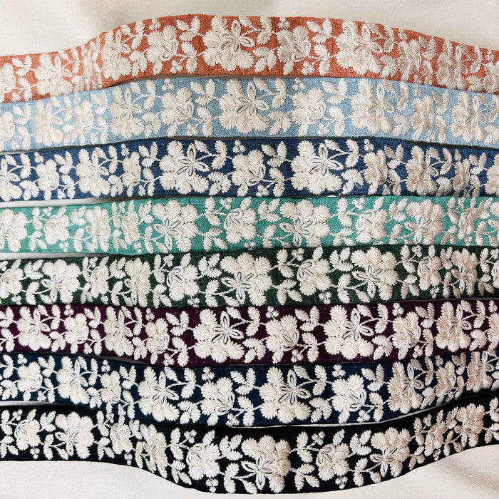 【50cm単位】 刺繍リボン ノンスパンコール 白い雲の花が咲く 空の世界 刺繍リボン 布地 幅約2.8cm 2308021001