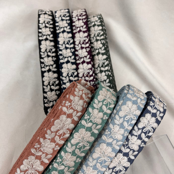 【50cm単位】 刺繍リボン ノンスパンコール 白い雲の花が咲く 空の世界 刺繍リボン 布地 幅約2.8cm 2308021001