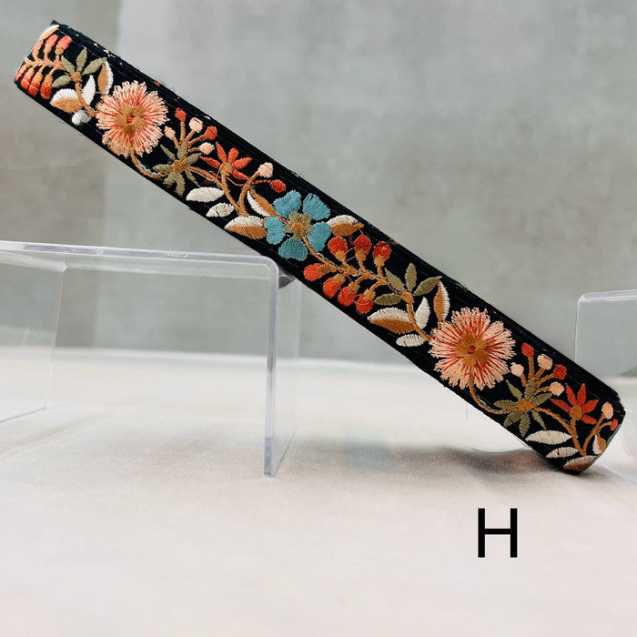【50cm単位】 刺繍リボン 細幅 空へ 届きそう アートの様な 花々の連なり 布地 幅約2.5cm 240913001
