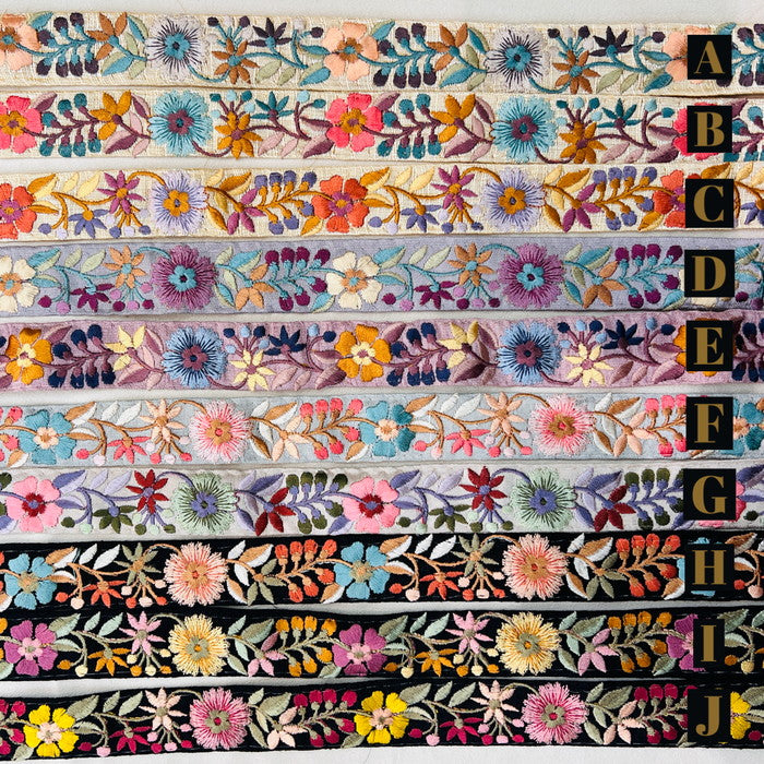 【50cm単位】 刺繍リボン 細幅 空へ 届きそう アートの様な 花々の連なり 布地 幅約2.5cm 240913001