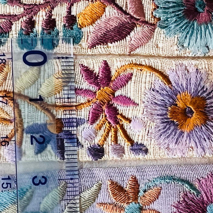 【50cm単位】 刺繍リボン 細幅 空へ 届きそう アートの様な 花々の連なり 布地 幅約2.5cm 240913001