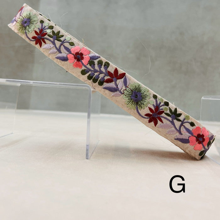【50cm単位】 刺繍リボン 細幅 空へ 届きそう アートの様な 花々の連なり 布地 幅約2.5cm 240913001