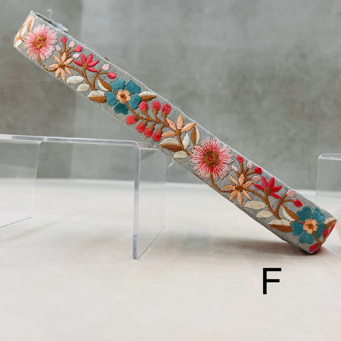 【50cm単位】 刺繍リボン 細幅 空へ 届きそう アートの様な 花々の連なり 布地 幅約2.5cm 240913001
