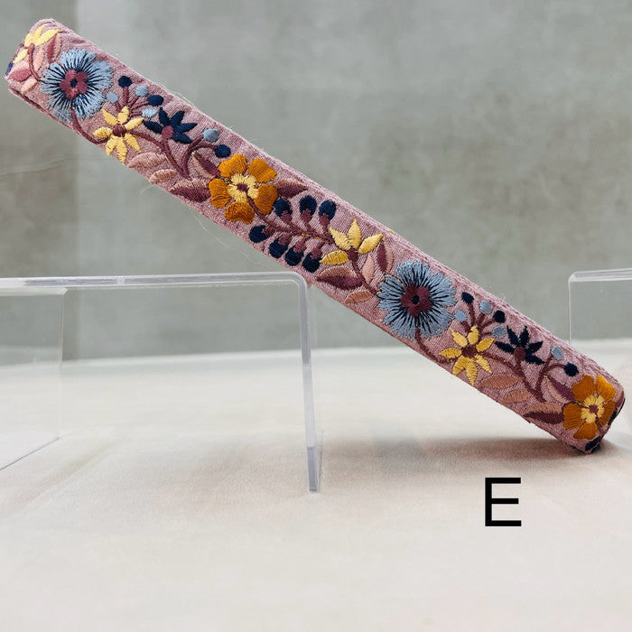 【50cm単位】 刺繍リボン 細幅 空へ 届きそう アートの様な 花々の連なり 布地 幅約2.5cm 240913001