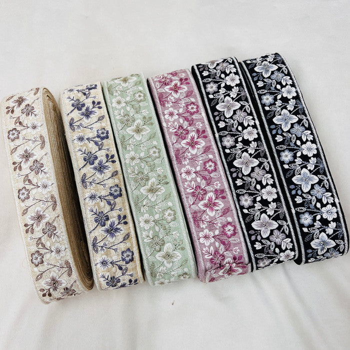 【50cm単位】 刺繍リボン キラリと煌めく 可憐に咲く 花たちの世界 布地 幅約4.6cm 230915002