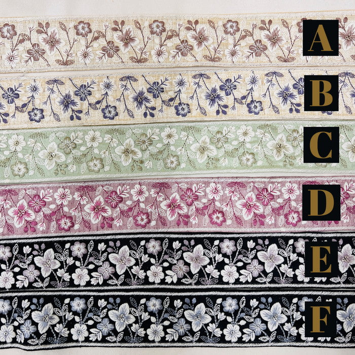 【50cm単位】 刺繍リボン キラリと煌めく 可憐に咲く 花たちの世界 布地 幅約4.6cm 230915002