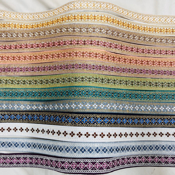【50cm単位】 刺繍リボン 待望の再再再入荷 格子柄とお花のチェーン 布地 幅約2.7cm~約3.1cm 230929003