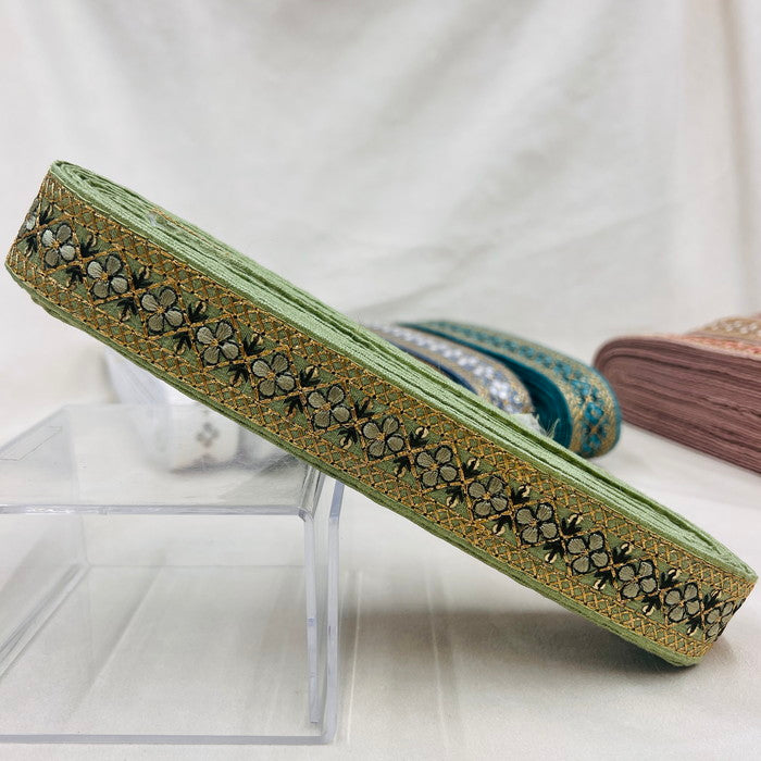 【50cm単位】 刺繍リボン 待望の再再再入荷 格子柄とお花のチェーン 布地 幅約3.1cm 230929003