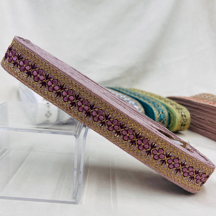 【50cm単位】 刺繍リボン 待望の再再再入荷 格子柄とお花のチェーン 布地 幅約2.7cm~約3.1cm 230929003