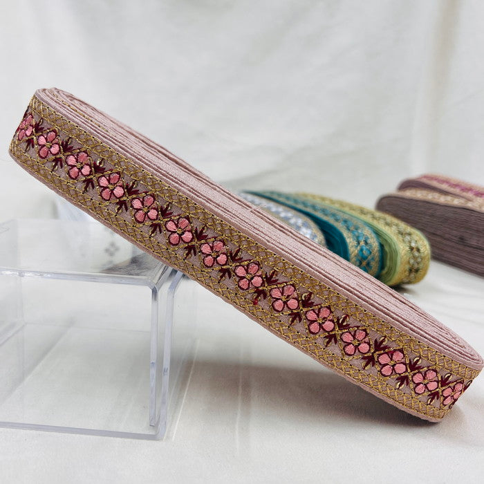 【50cm単位】 刺繍リボン 待望の再再再入荷 格子柄とお花のチェーン 布地 幅約2.7cm~約3.1cm 230929003