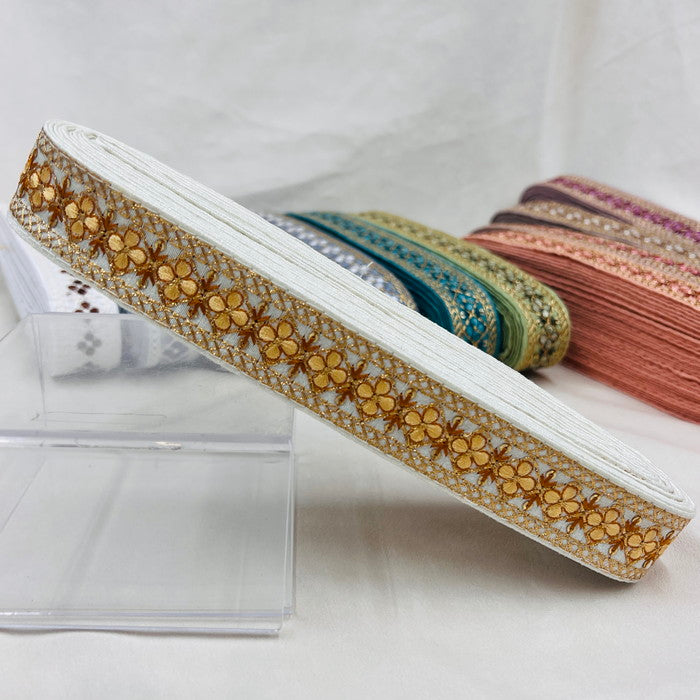 【50cm単位】 刺繍リボン 待望の再再再入荷 格子柄とお花のチェーン 布地 幅約2.7cm~約3.1cm 230929003