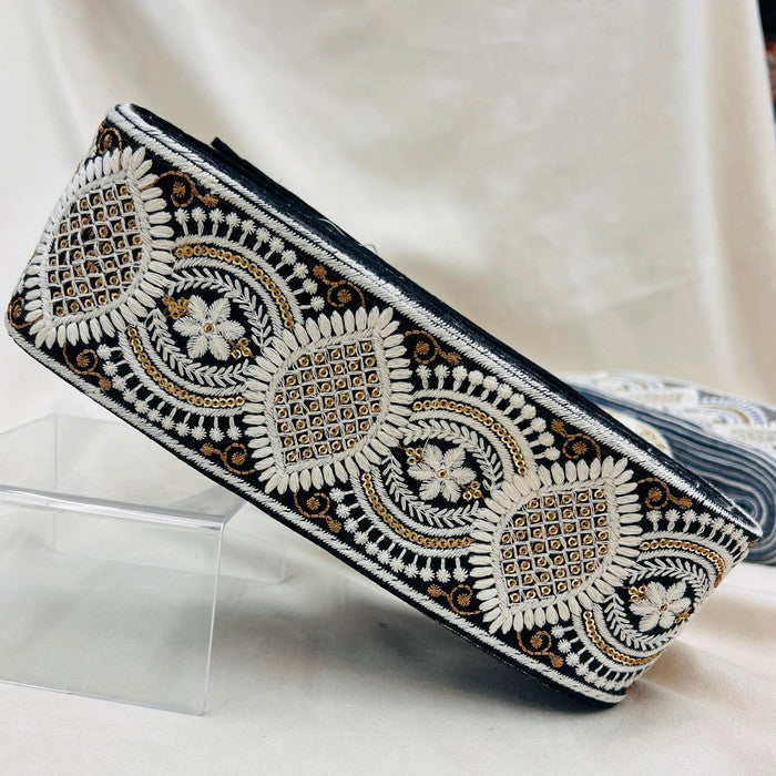 【50cm単位】 刺繍リボン 太幅 エキゾチック 異国の紋様 スパンコールの調べ 布地 幅約7.4cm 230929006