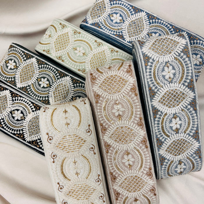 【50cm単位】 刺繍リボン 太幅 エキゾチック 異国の紋様 スパンコールの調べ 布地 幅約7.4cm 230929006