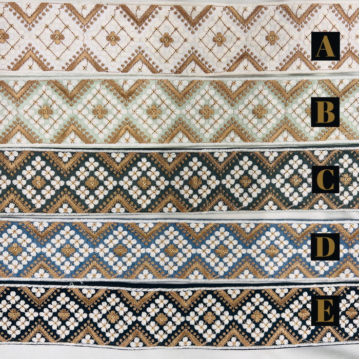 【50cm単位】 刺繍リボン ゴールドの縁取り お花の格子柄 花壇に咲く白い花 布地 幅約6cm 230929007