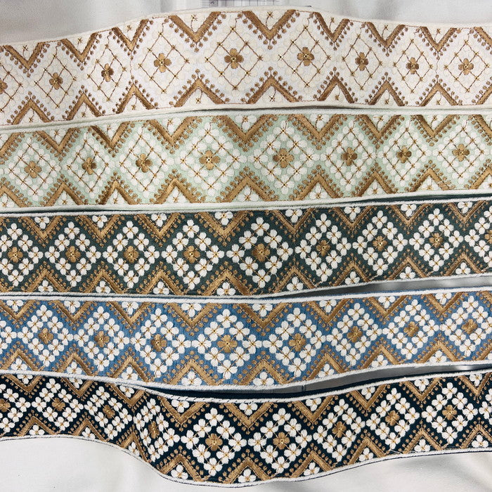 【50cm単位】 刺繍リボン ゴールドの縁取り お花の格子柄 花壇に咲く白い花 布地 幅約6cm 230929007