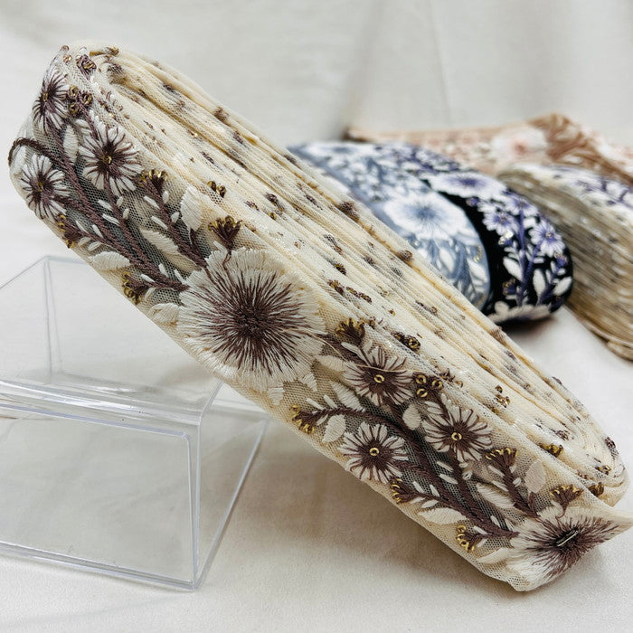 【50cm単位】 刺繍リボン 白銀の世界に咲く 雪の女王が愛する 大輪の花 チュール 幅約4.4cm 230930008