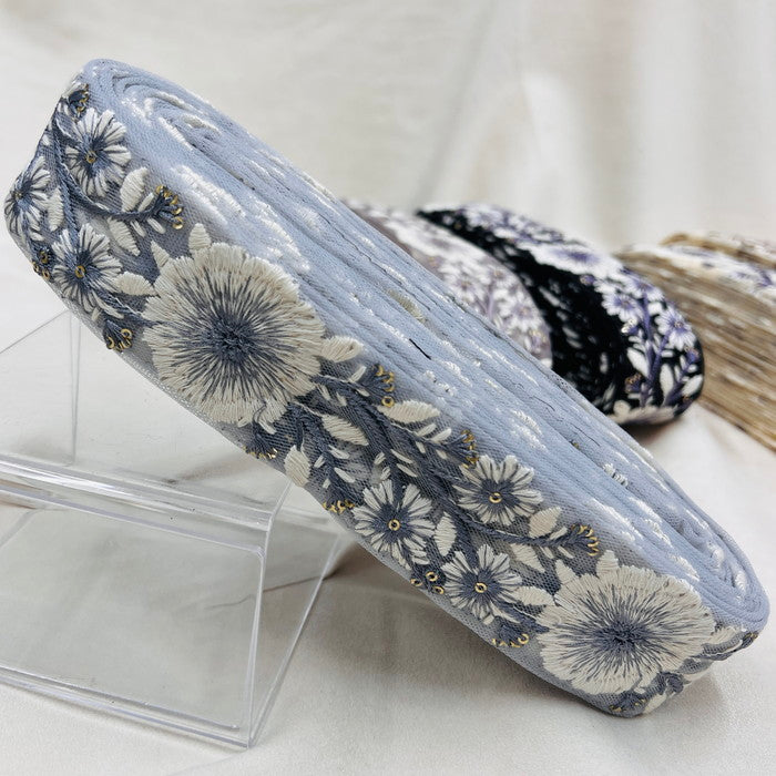 【50cm単位】 刺繍リボン 白銀の世界に咲く 雪の女王が愛する 大輪の花 チュール 幅約4.4cm 230930008