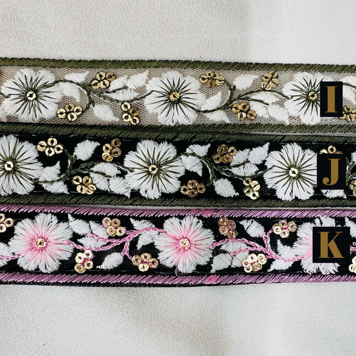 【50cm単位】 刺繍リボン 細幅 追憶の彼方で 優しく微笑む 白いクリスマスローズ チュール 幅約2.6cm 230930009