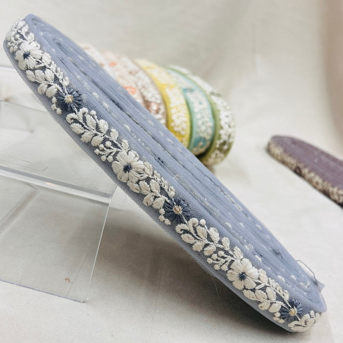 【50cm単位】 刺繍リボン 細幅 小花が可愛い シンプルな白い花 淡いカラーと共に チュール 幅約2cm 231003001