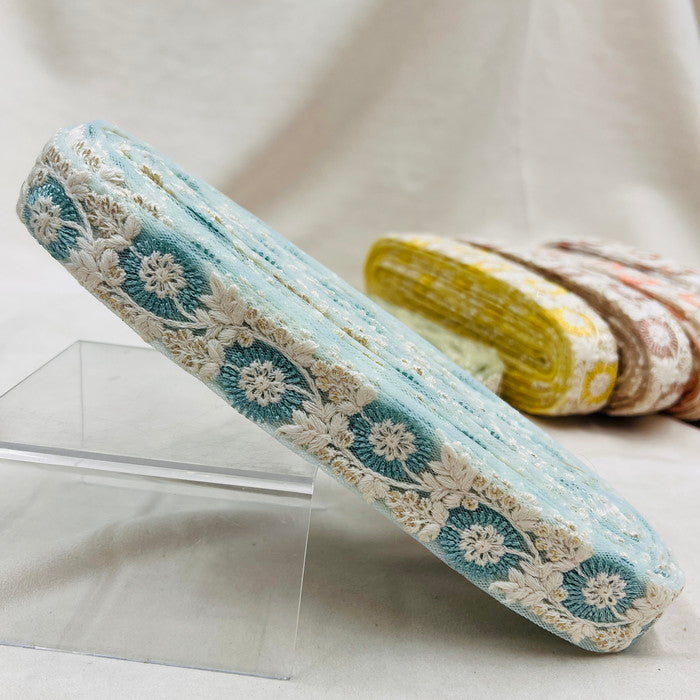 【50cm単位】 刺繍リボン 細幅 輝く氷と共に 雪の世界に咲く 花火の様な花 チュール 幅約2.8cm 231003003