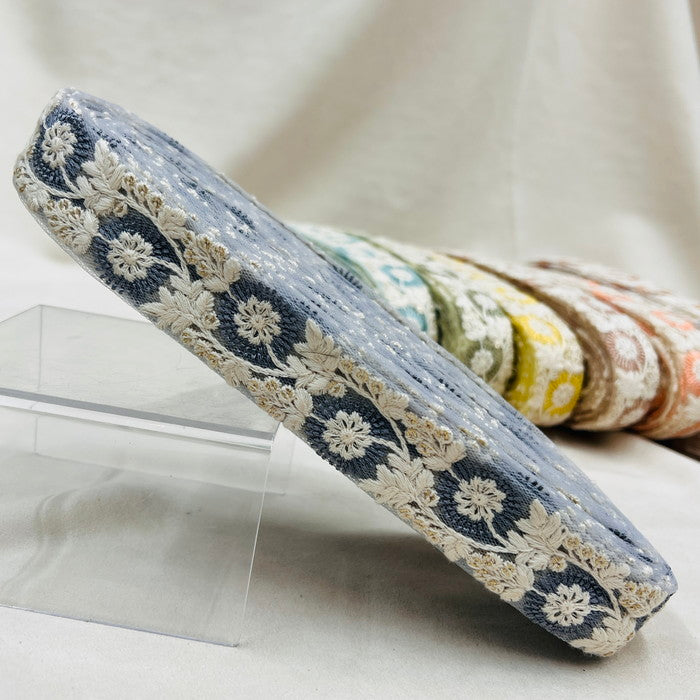 【50cm単位】 刺繍リボン 細幅 輝く氷と共に 雪の世界に咲く 花火の様な花 チュール 幅約2.8cm 231003003