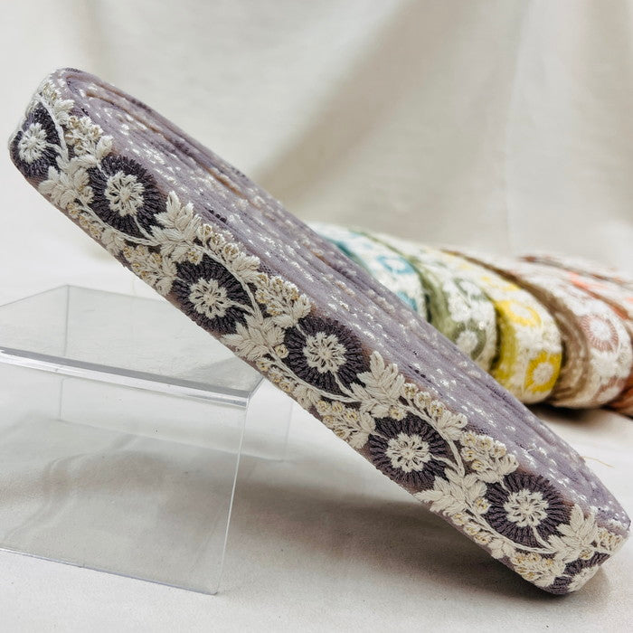 【50cm単位】 刺繍リボン 細幅 輝く氷と共に 雪の世界に咲く 花火の様な花 チュール 幅約2.8cm 231003003