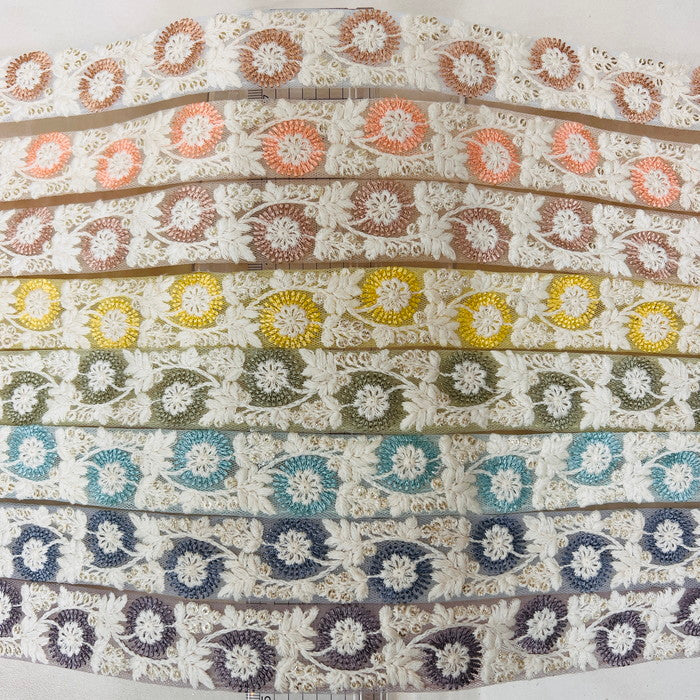【50cm単位】 刺繍リボン 細幅 輝く氷と共に 雪の世界に咲く 花火の様な花 チュール 幅約2.8cm 231003003