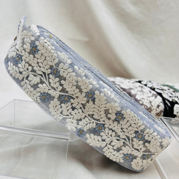 【50cm単位】 刺繍リボン 星の花がキラリ 穏やかに揺れる シルバーリーフ チュール 幅約6.3cm 230930006