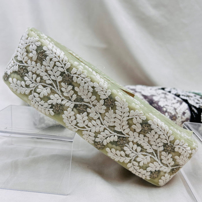 【50cm単位】 刺繍リボン 星の花がキラリ 穏やかに揺れる シルバーリーフ チュール 幅約6.3cm 230930006