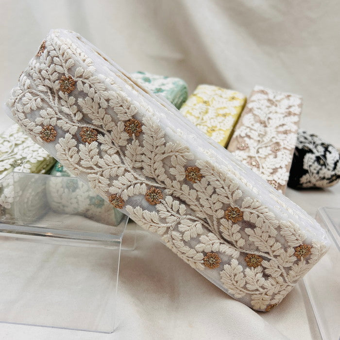 【50cm単位】 刺繍リボン 星の花がキラリ 穏やかに揺れる シルバーリーフ チュール 幅約6.3cm 230930006