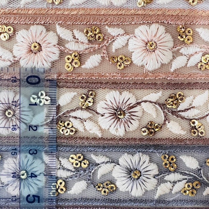 【50cm単位】 刺繍リボン 細幅 追憶の彼方で 優しく微笑む 白いクリスマスローズ チュール 幅約2.6cm 230930009