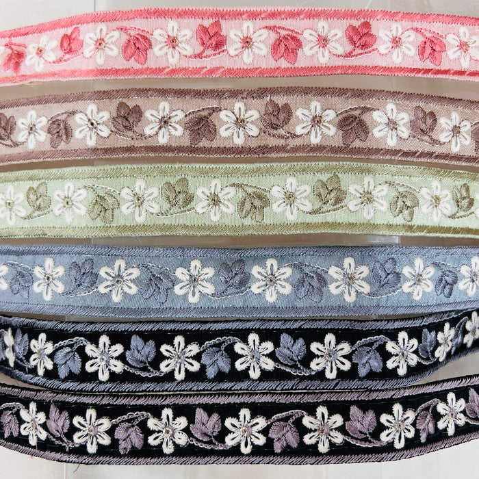【50cm単位】 刺繍リボン 細幅 大人気!細幅 清流に揺れる 梅花藻の様な花 布地 幅約2.3cm 231017001