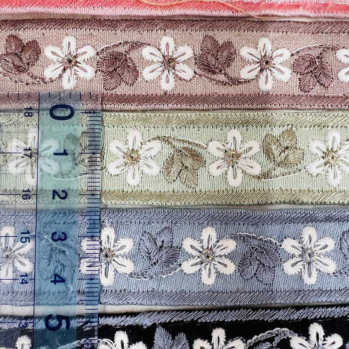 【50cm単位】 刺繍リボン 細幅 大人気!細幅 清流に揺れる 梅花藻の様な花 布地 幅約2.3cm 231017001
