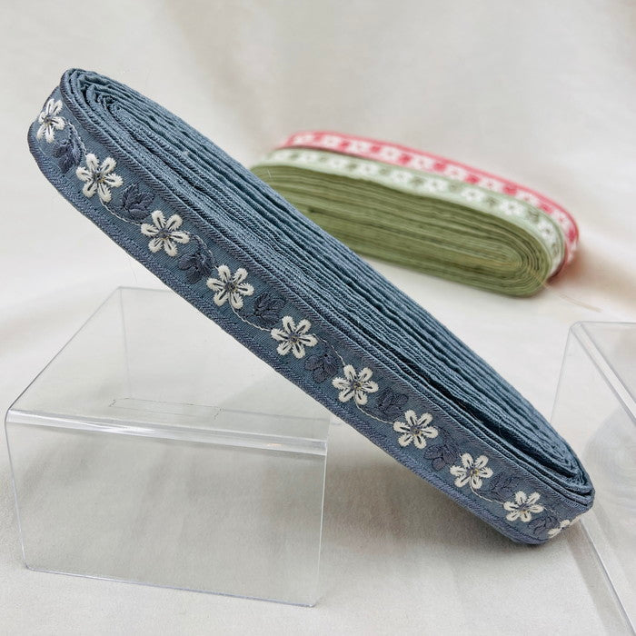 【50cm単位】 刺繍リボン 細幅 大人気!細幅 清流に揺れる 梅花藻の様な花 布地 幅約2.3cm 231017001