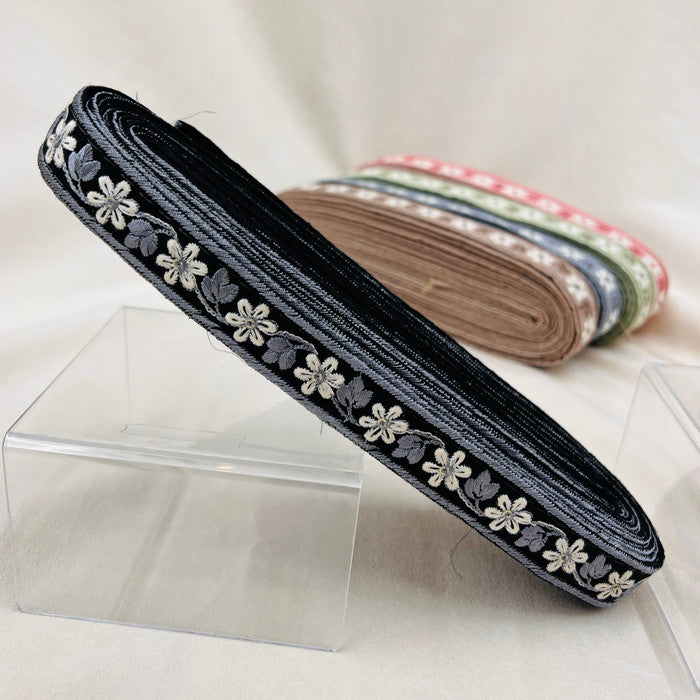 【50cm単位】 刺繍リボン 細幅 大人気!細幅 清流に揺れる 梅花藻の様な花 布地 幅約2.3cm 231017001