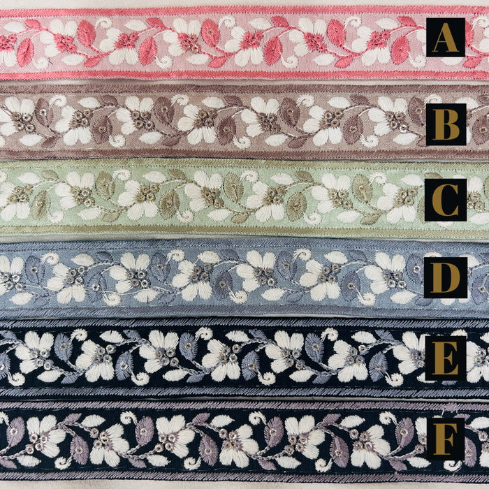 【50cm単位】 刺繍リボン 細幅 可憐で無垢な花 あどけない恋の物語 白いスミレ 布地 幅約2.9cm 231017002