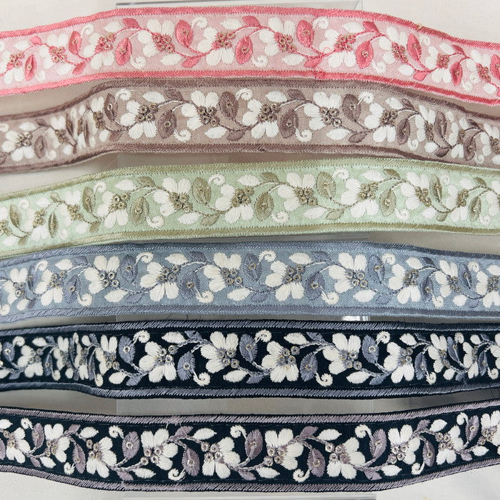 【50cm単位】 刺繍リボン 細幅 可憐で無垢な花 あどけない恋の物語 白いスミレ 布地 幅約2.9cm 231017002