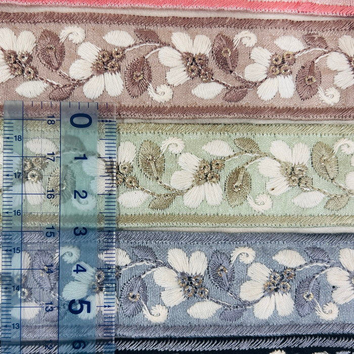 【50cm単位】 刺繍リボン 細幅 可憐で無垢な花 あどけない恋の物語 白いスミレ 布地 幅約2.9cm 231017002