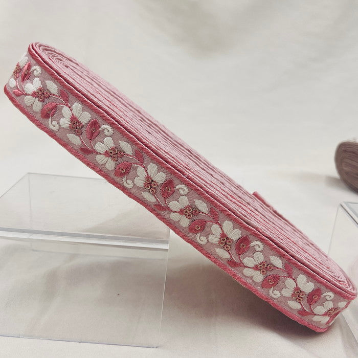 【50cm単位】 刺繍リボン 細幅 可憐で無垢な花 あどけない恋の物語 白いスミレ 布地 幅約2.9cm 231017002