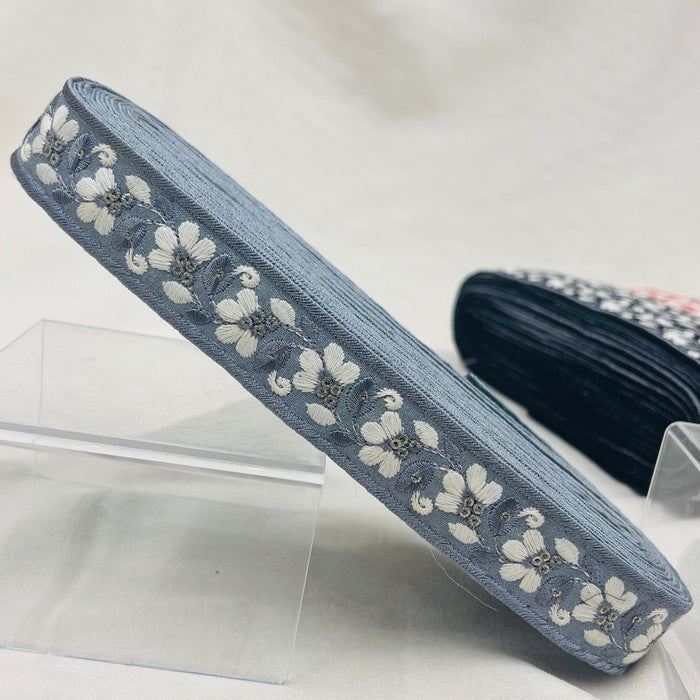 【50cm単位】 刺繍リボン 細幅 可憐で無垢な花 あどけない恋の物語 白いスミレ 布地 幅約2.9cm 231017002