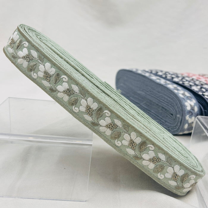【50cm単位】 刺繍リボン 細幅 可憐で無垢な花 あどけない恋の物語 白いスミレ 布地 幅約2.9cm 231017002