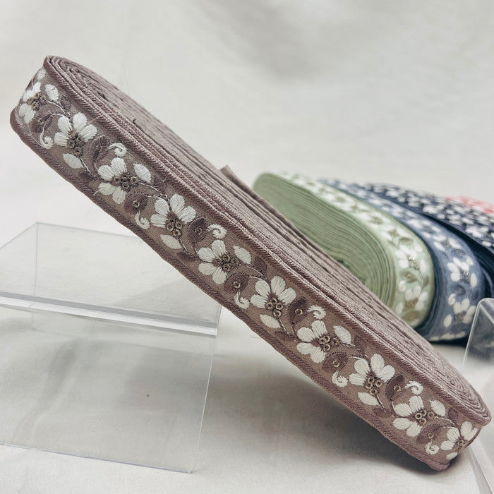 【50cm単位】 刺繍リボン 細幅 可憐で無垢な花 あどけない恋の物語 白いスミレ 布地 幅約2.9cm 231017002