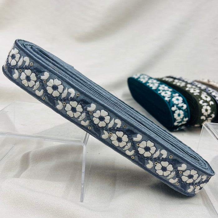 【50cm単位】 刺繍リボン 細幅 愛らしい小花 白いユキヤナギの ネックレス 布地 幅約3.2cm 231017003
